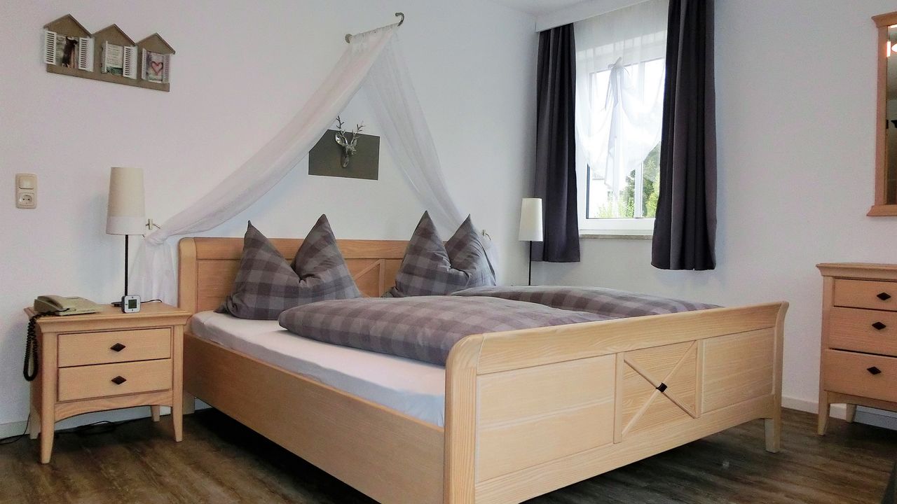 Schlafzimmer mit Doppelbett Schlafzimmer mit Doppelbett